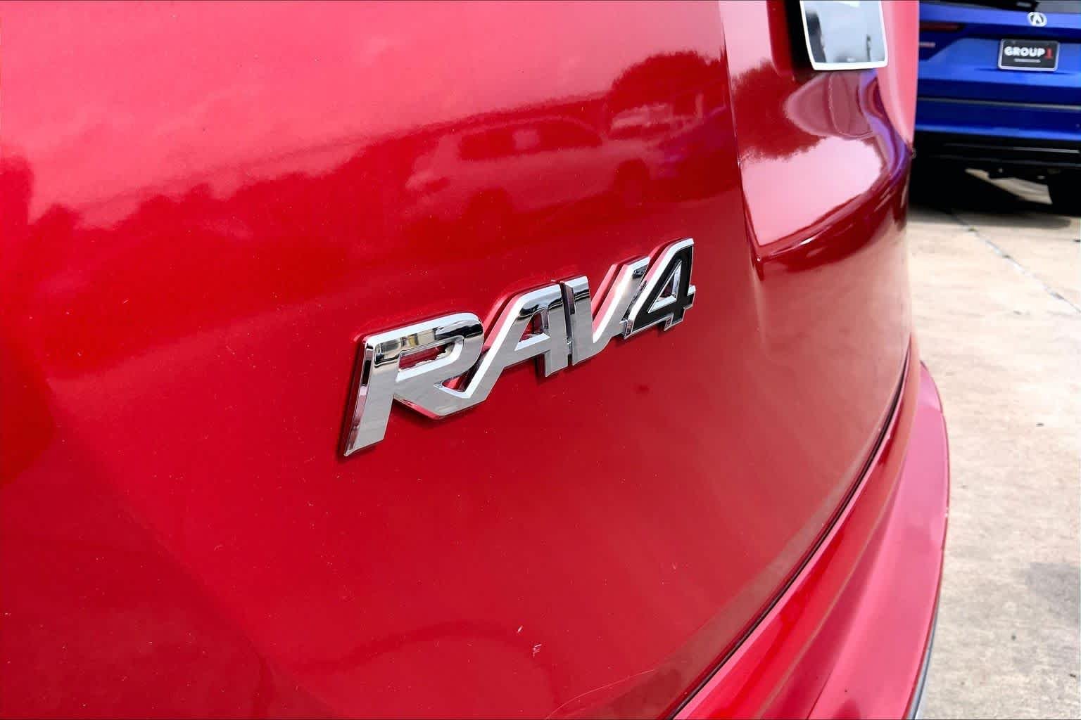 Used 2016 Barcelona Red Metallic Toyota XLE image 10