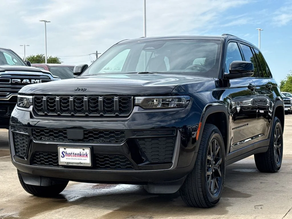 New 2026 Diamond Black Crystal Pearl-Coat Exterior Paint Jeep Altitude image 3