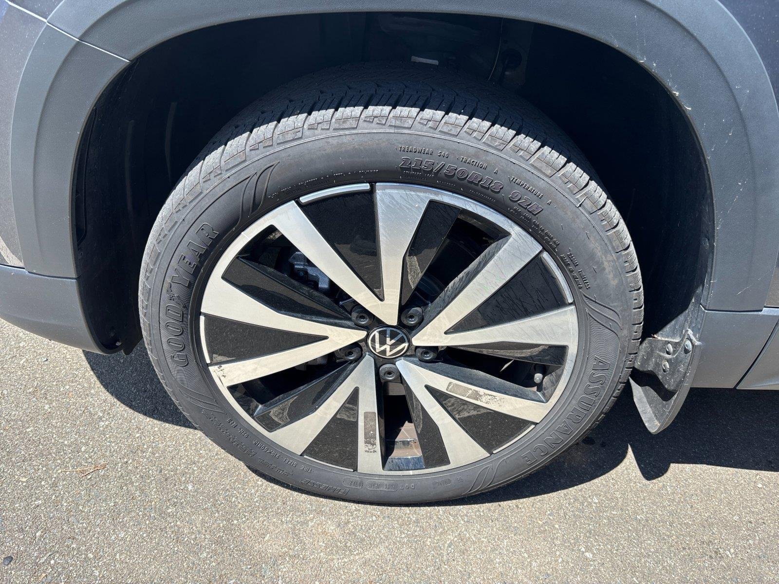 Used 2024 Platinum Gray Metallic Volkswagen SE image 9