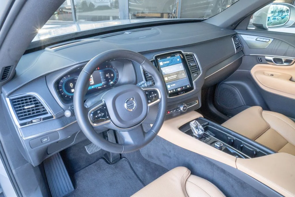 Used 2023 Silver Volvo Ultimate image 9