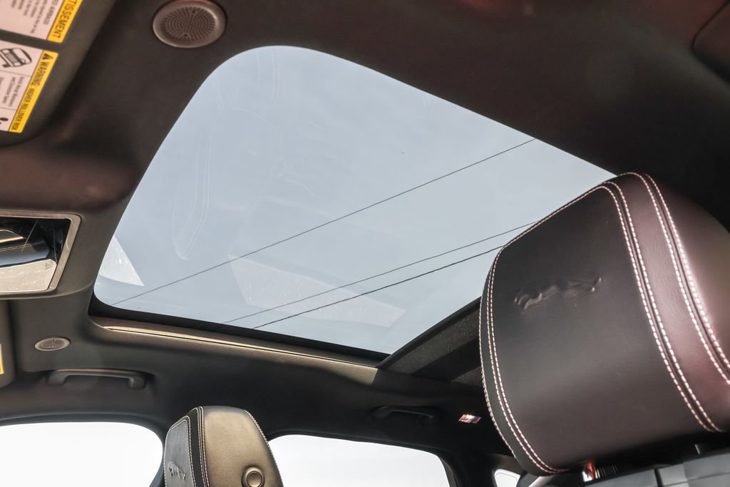 Used 2024  Jaguar P400 R-Dynamic S image 8