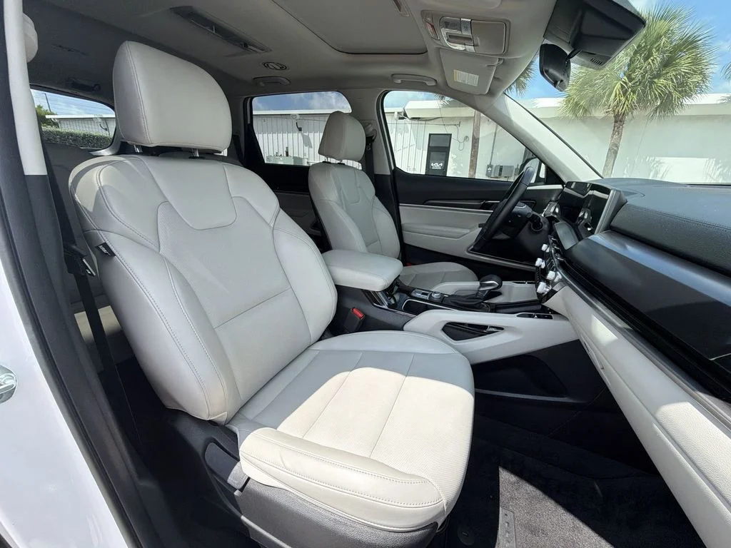 Used 2024 White Kia S image 35