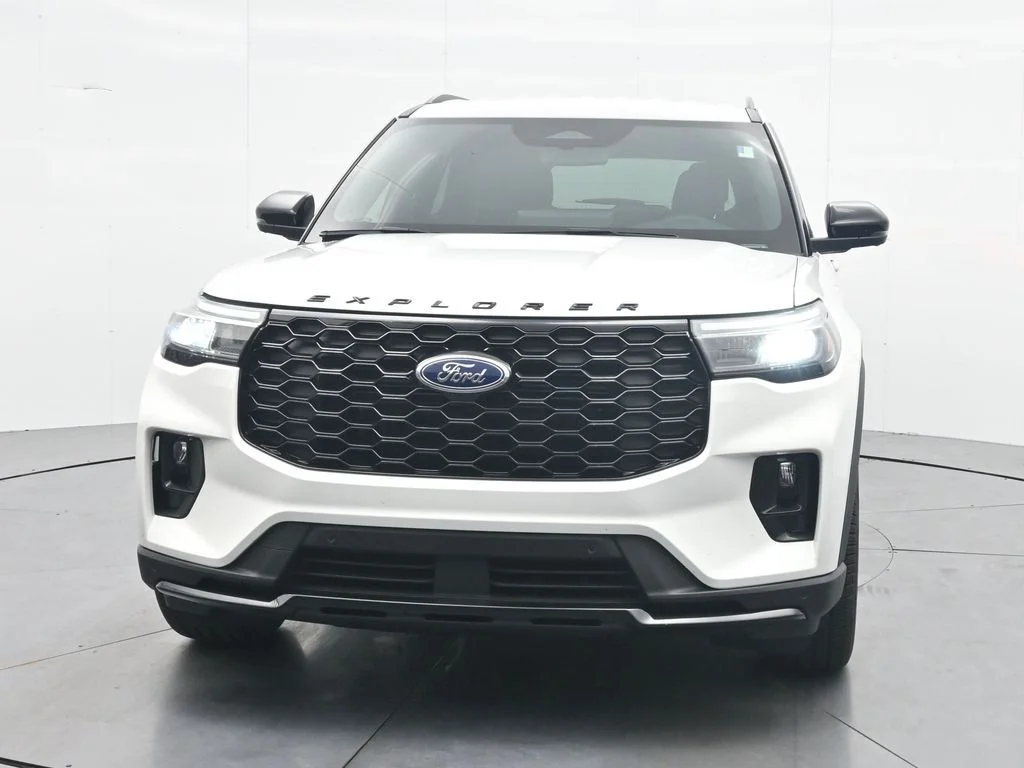 New 2026 Star White Metallic Tri-Coat Ford ST-Line image 2