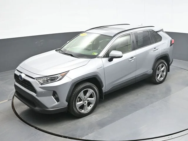 Used 2021 Silver Toyota XLE Premium image 13