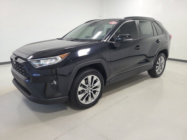 Used 2020 Midnight Black Metallic Toyota XLE Premium image 3