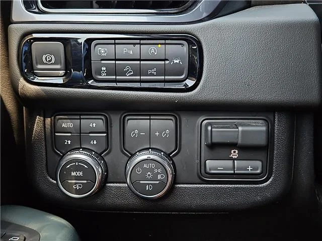Used 2025 Summit White GMC AT4 4x4 image 14