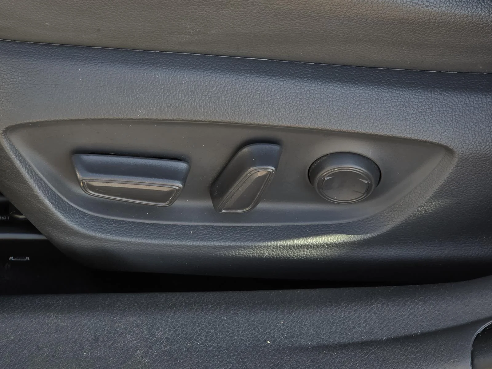 Used 2019 Celestial Silver Metallic Toyota XLE Auto (Natl) image 29