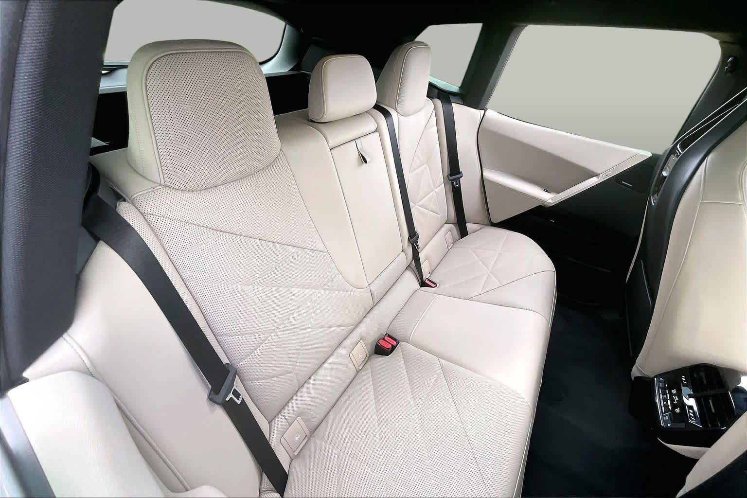 Used 2024 Oxide Grey Metallic BMW xDrive50 image 19