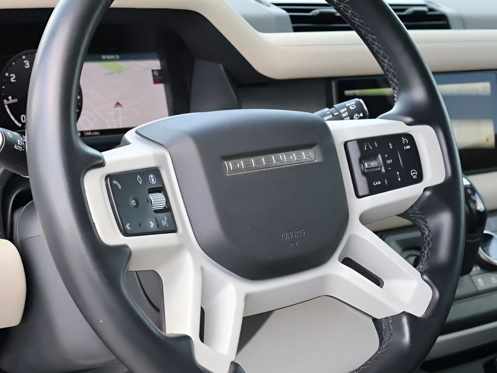 Used 2024 Fuji White Land Rover  image 17