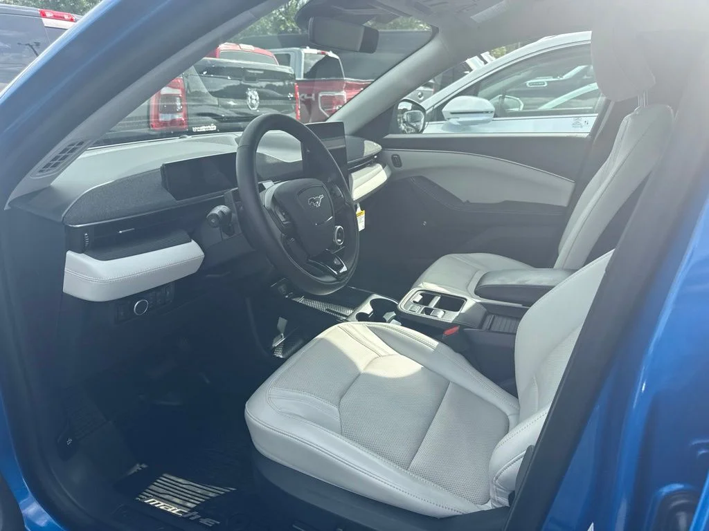 Used 2025 Blue Ford Premium image 3