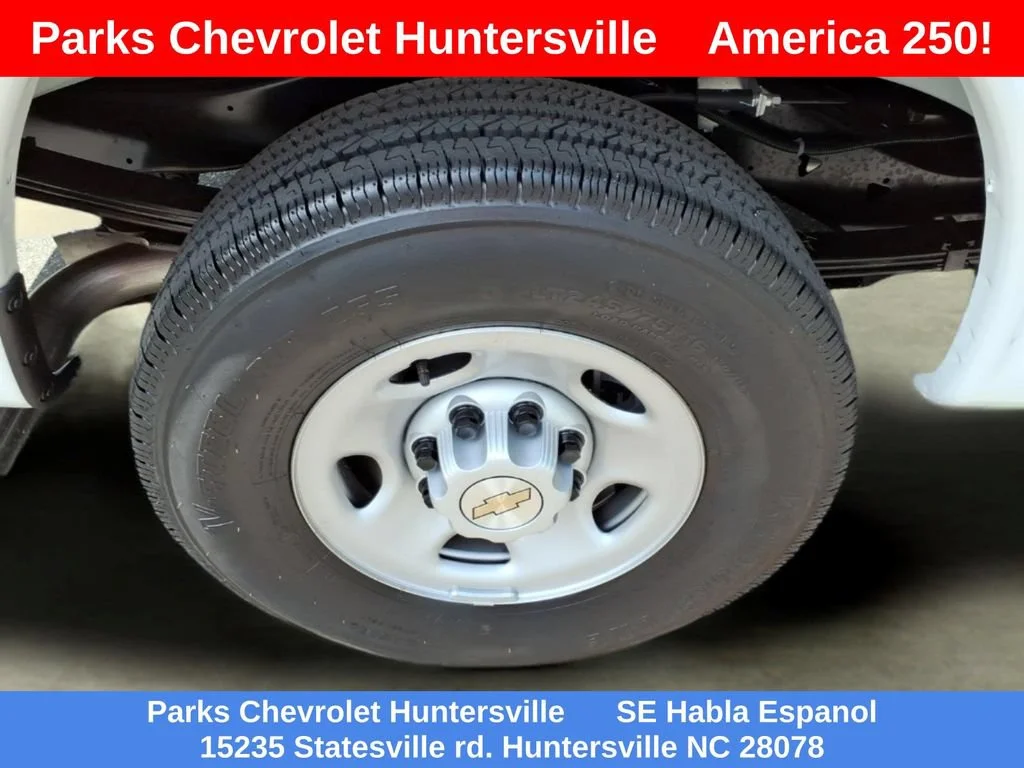 New 2026 Summit White Chevrolet WT image 29