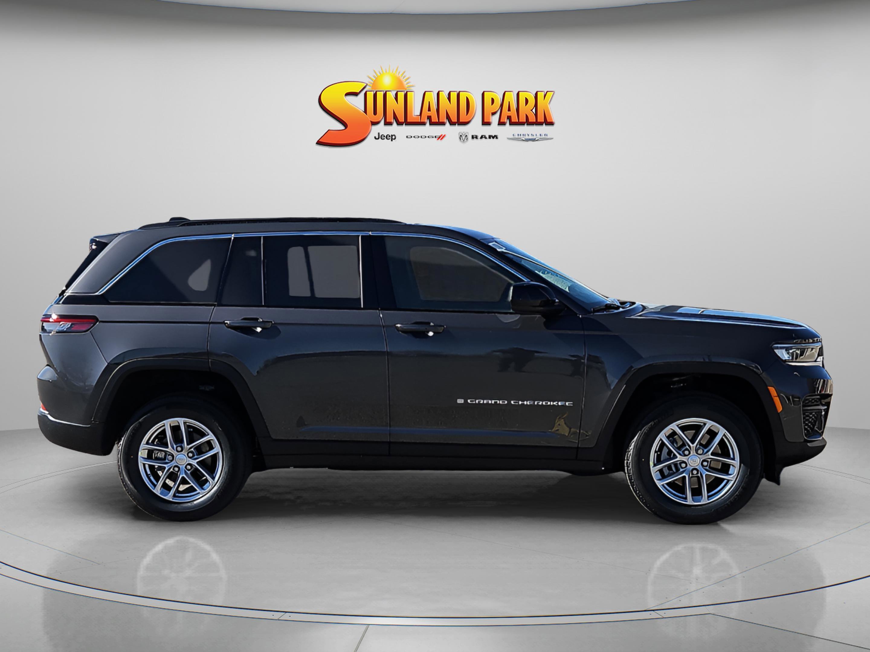 New 2025 Baltic Gray Metallic Clear-Coat Exterior Paint Jeep Laredo image 6