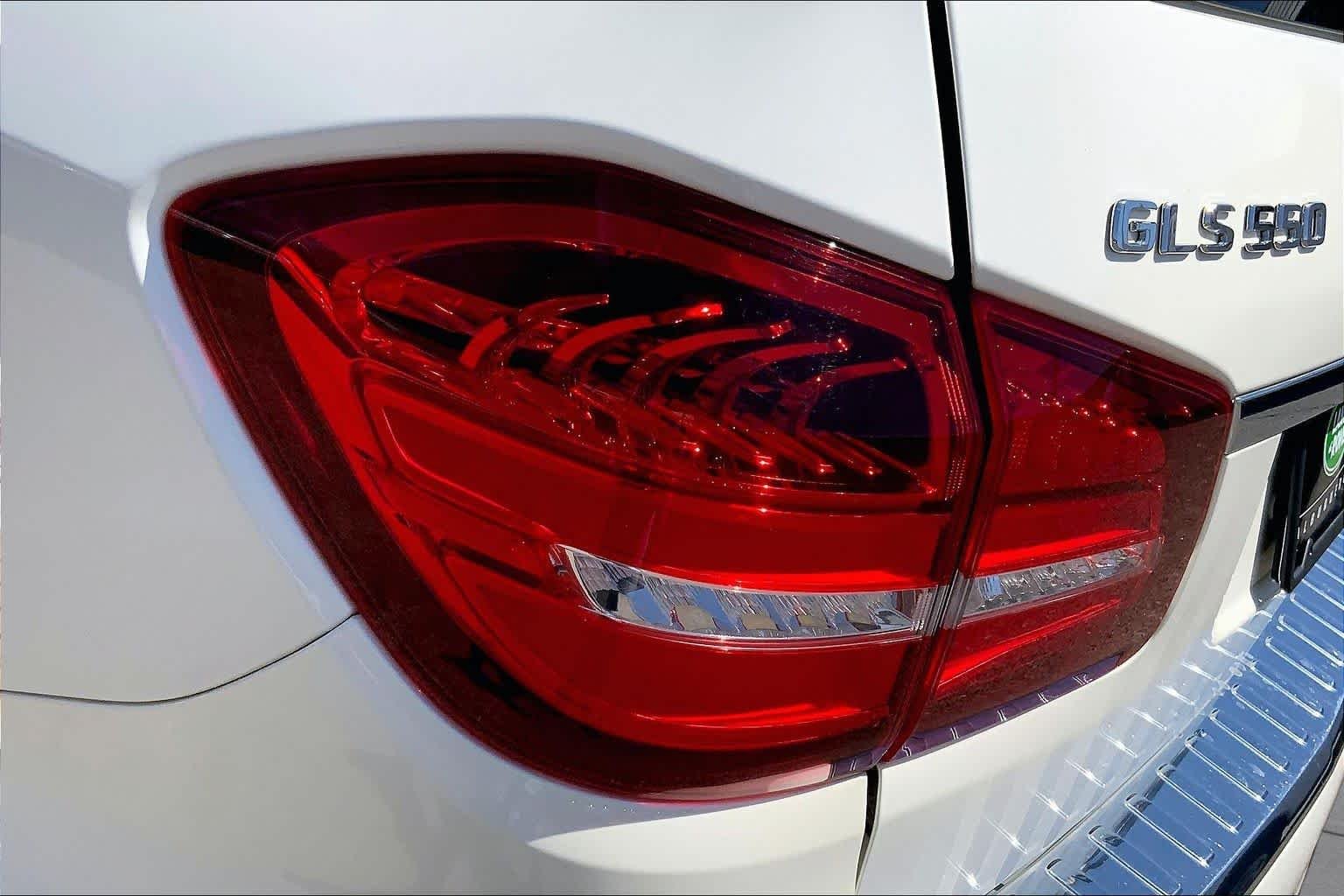 Used 2018 designo Diamond White Metallic Mercedes-Benz GLS 550 image 28
