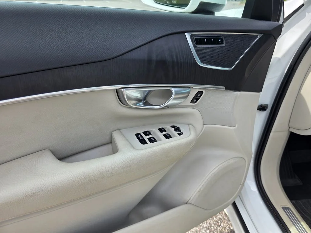 Used 2020 White Volvo T5 Momentum 7 Passenger image 12