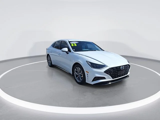 Used 2023 White Hyundai SEL image 2