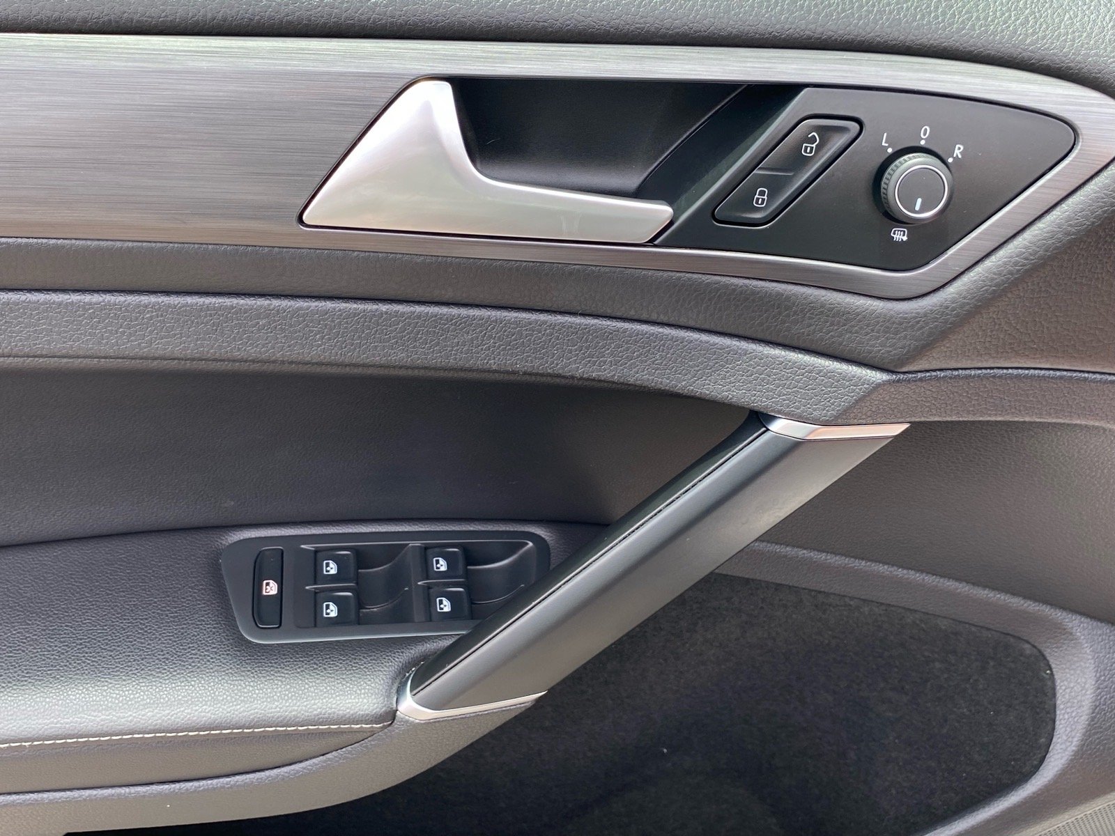 Used 2018 Silver Volkswagen TSI SE 4-Door image 16