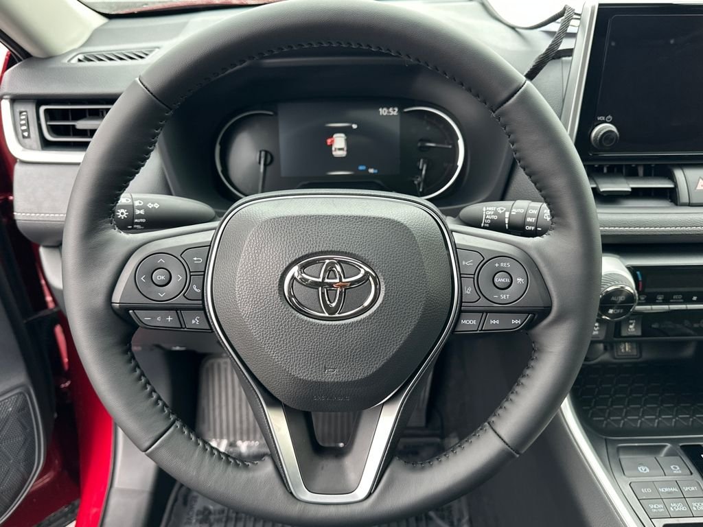 2025 Toyota RAV4 XLE - Photo 18
