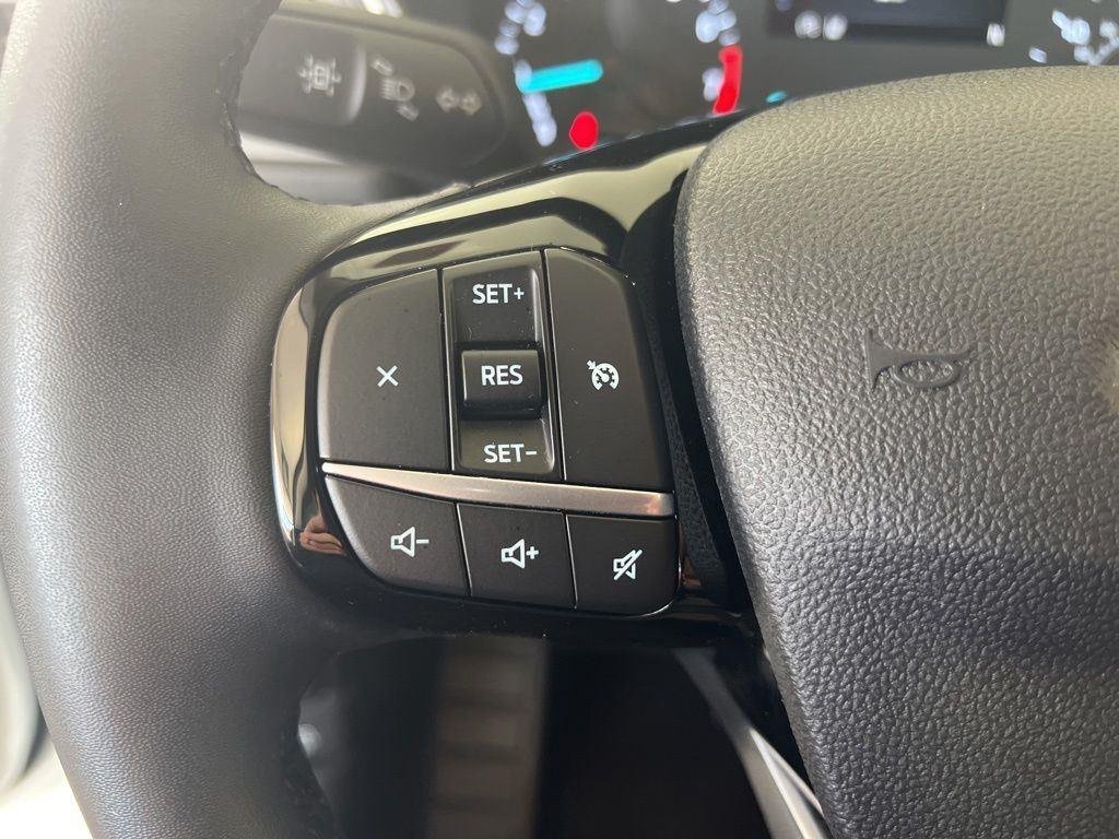 Used 2022 Oxford White Ford SE image 8