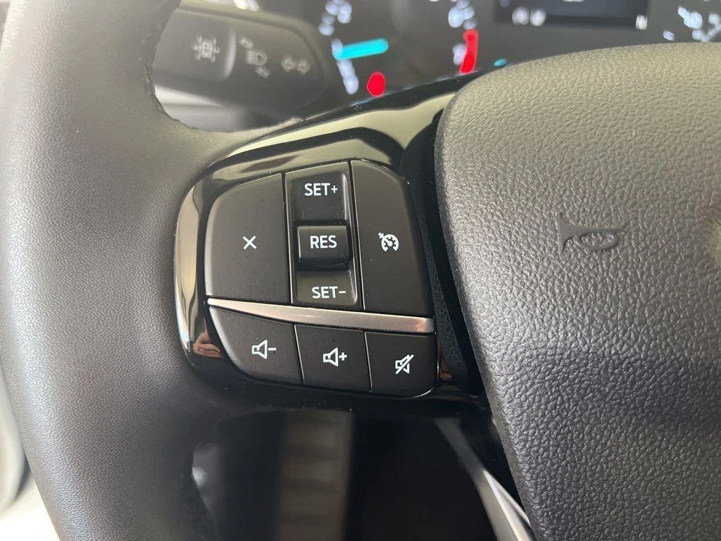 Used 2022 Oxford White Ford SE image 8