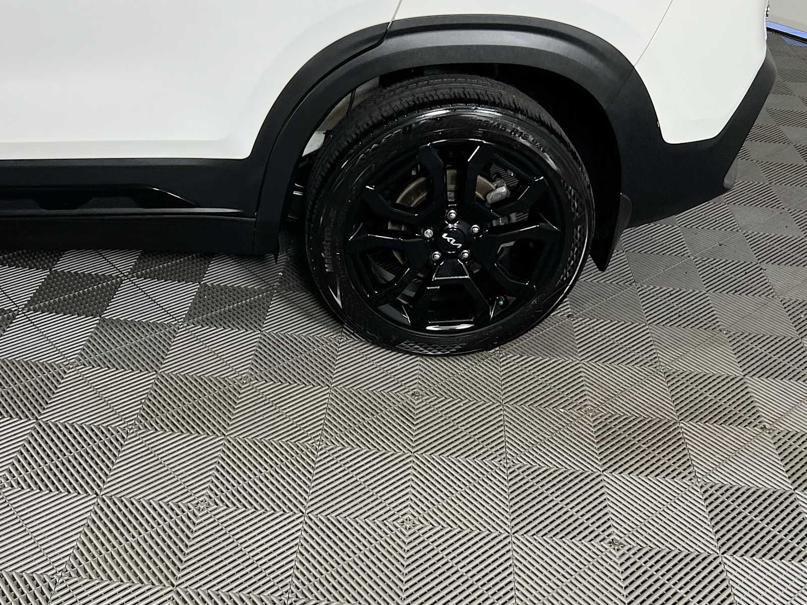 Used 2024 Clear White/Black Roof Kia X-Line image 31