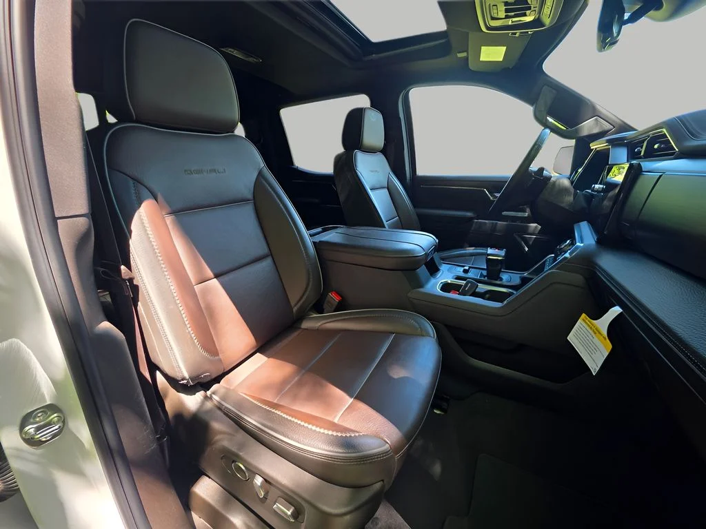Used 2025 White Frost Tricoat GMC Denali image 12