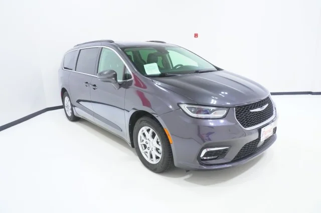 Used 2022 GREY Chrysler Touring L image 3