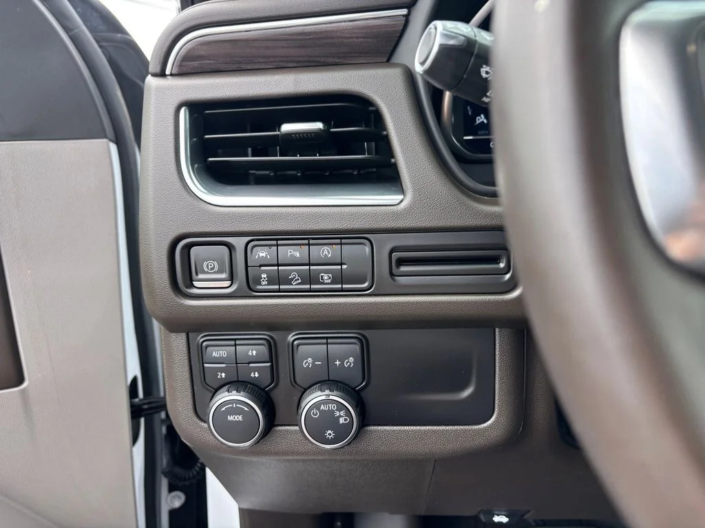 Used 2023 White Chevrolet Z71 image 19