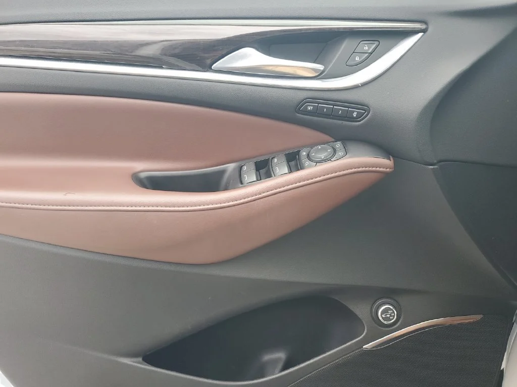 Used 2020 WHITE FROST TRICOAT Buick Avenir image 25