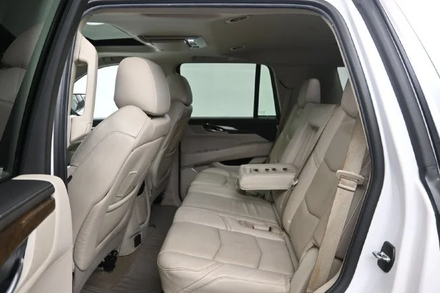 Used 2018 CRYSTAL WHITE TRICOAT Cadillac Luxury image 23