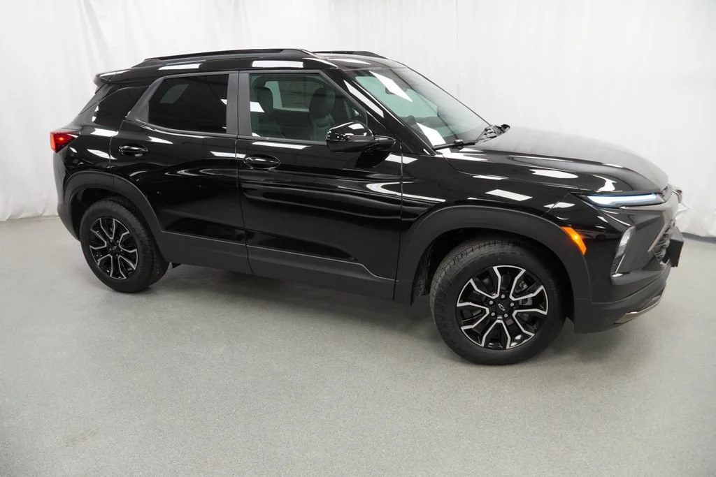 New 2026 Mosaic Black Metallic Chevrolet ACTIV image 5