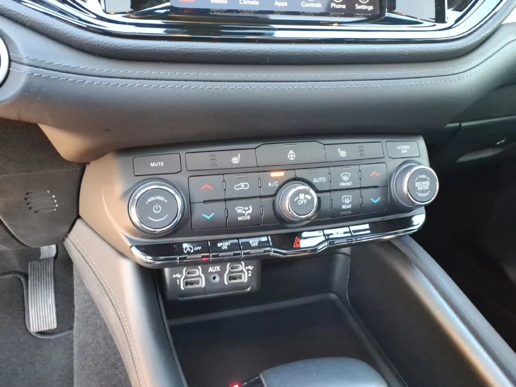 Used 2024 White Dodge SXT Plus image 29