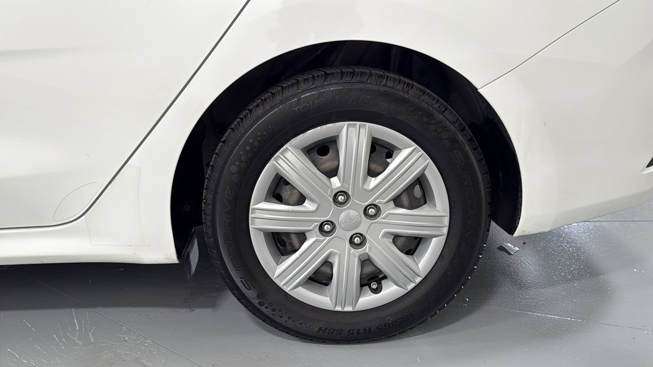 Used 2022 White Kia LX image 23