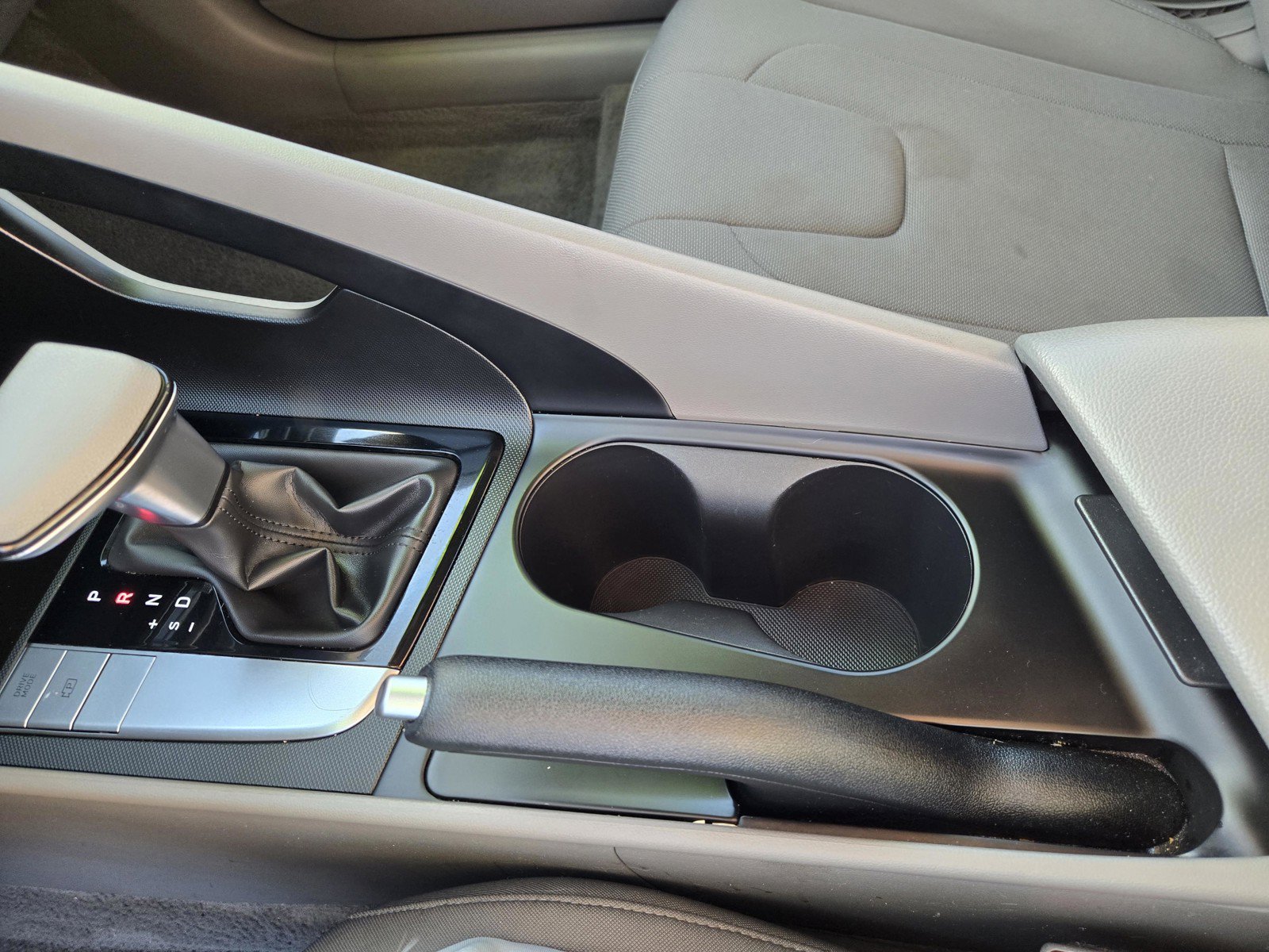 Used 2025 Amazon Gray Hyundai SE image 23