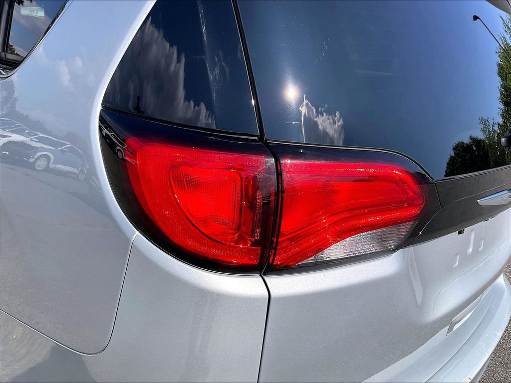 Used 2023 Silver Mist Clearcoat Chrysler LX image 29