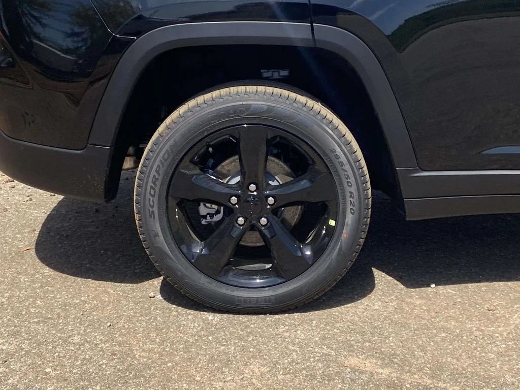 New 2026 Diamond Black Crystal Pearl-Coat Exterior Paint Jeep Limited image 8
