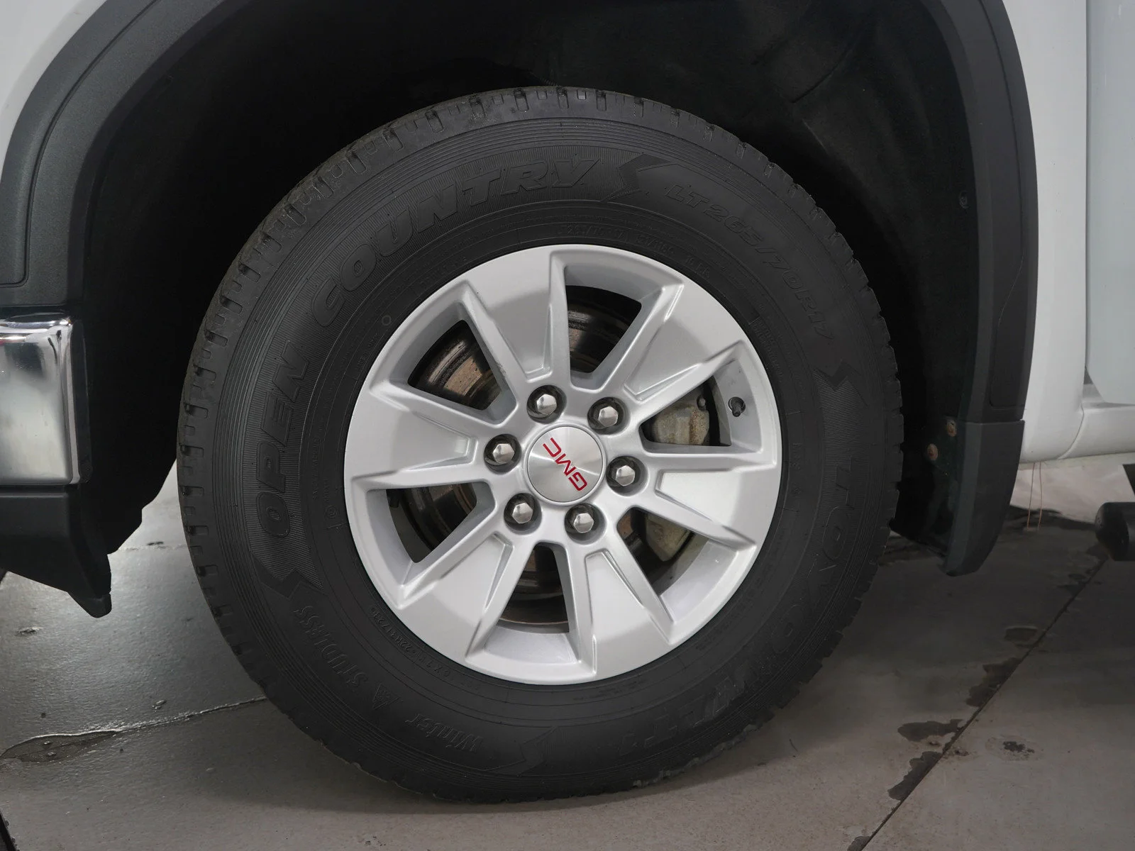Used 2023 White GMC SLE image 32