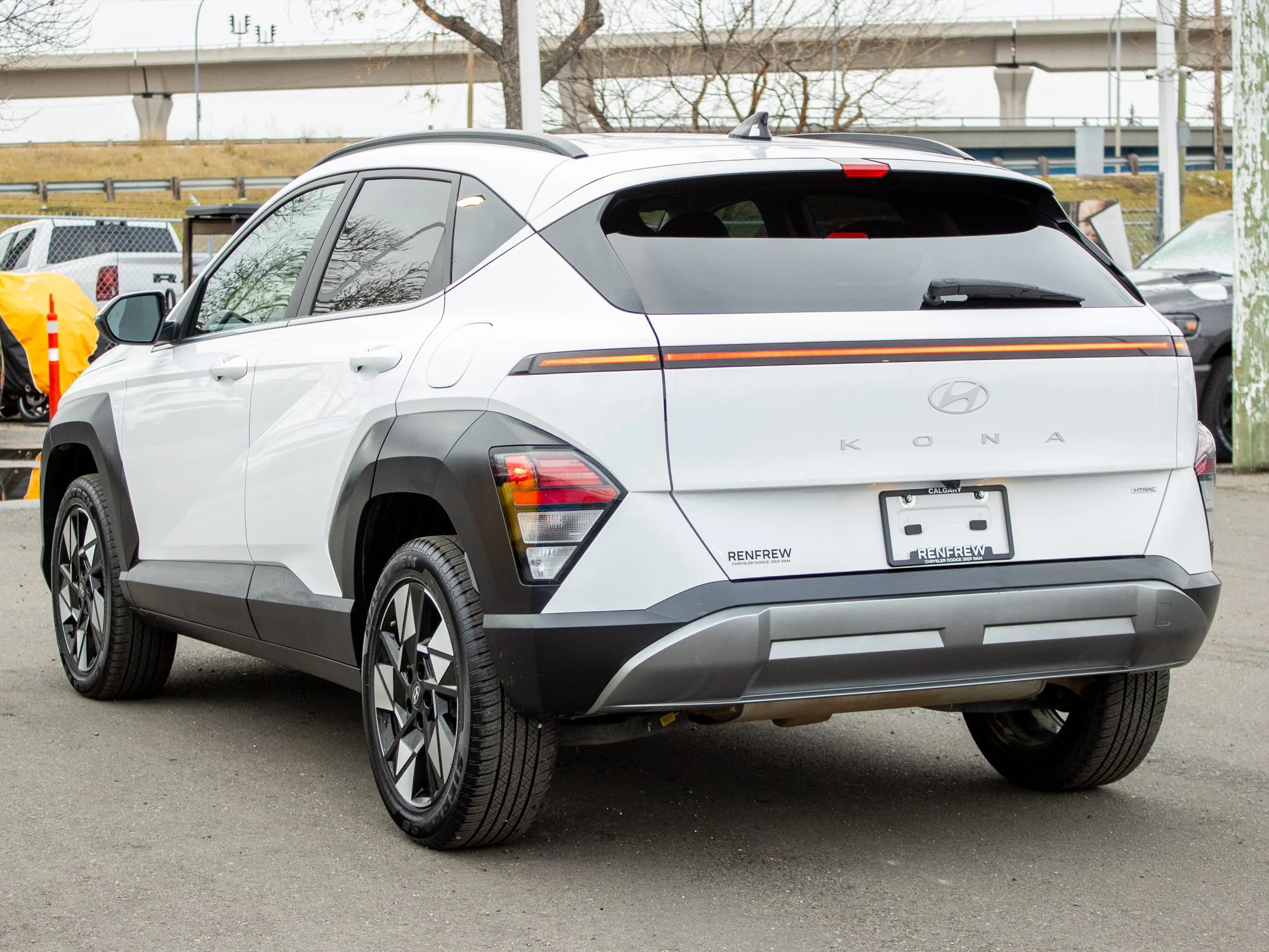Used 2025 White Hyundai Preferred* AWD, Heated Seats & Wheel, Sunroof, Remote Start image 12