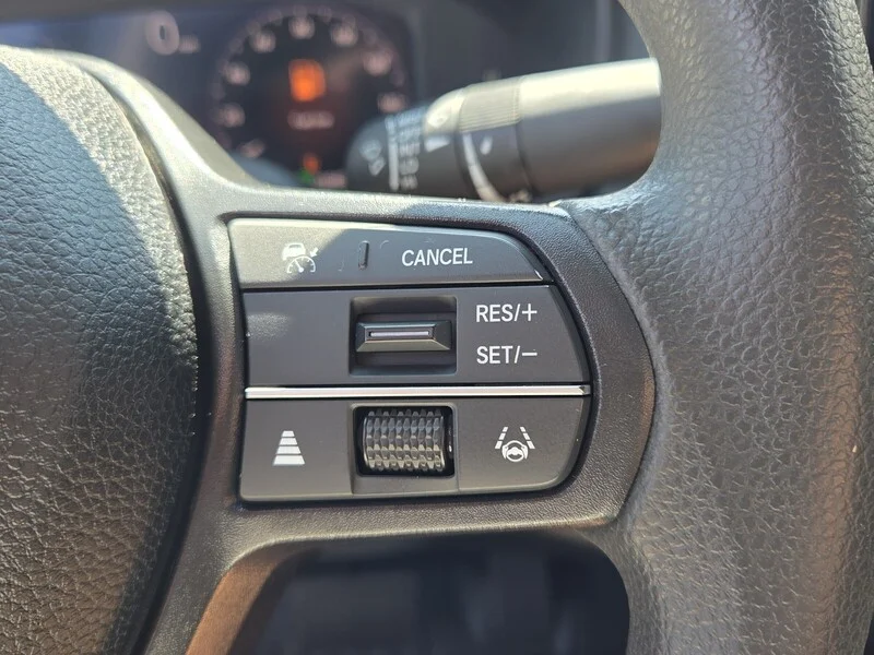 Used 2025 Platinum White Pearl Honda SE image 25