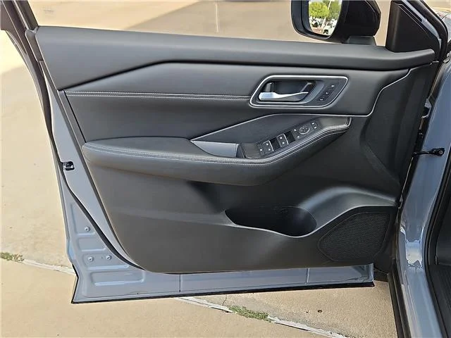 Used 2025 Gun Metallic Nissan Platinum Front-Wheel Drive image 14