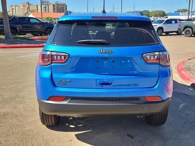 New 2026 Hydro Blue Pearl-Coat Exterior Paint Jeep Latitude image 6