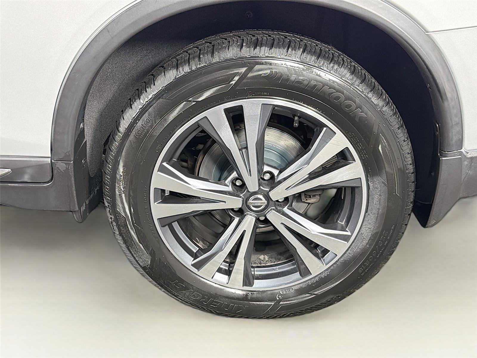 Used 2017 Brilliant Silver Nissan SL image 35