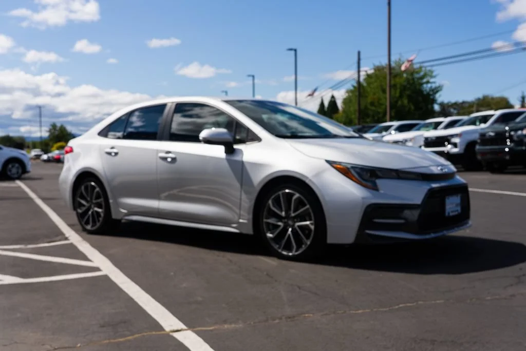 Used 2021  Toyota SE image 6