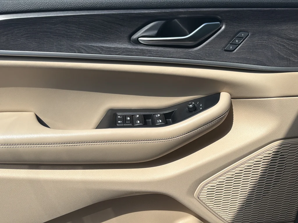 Used 2023 White Jeep Limited image 33