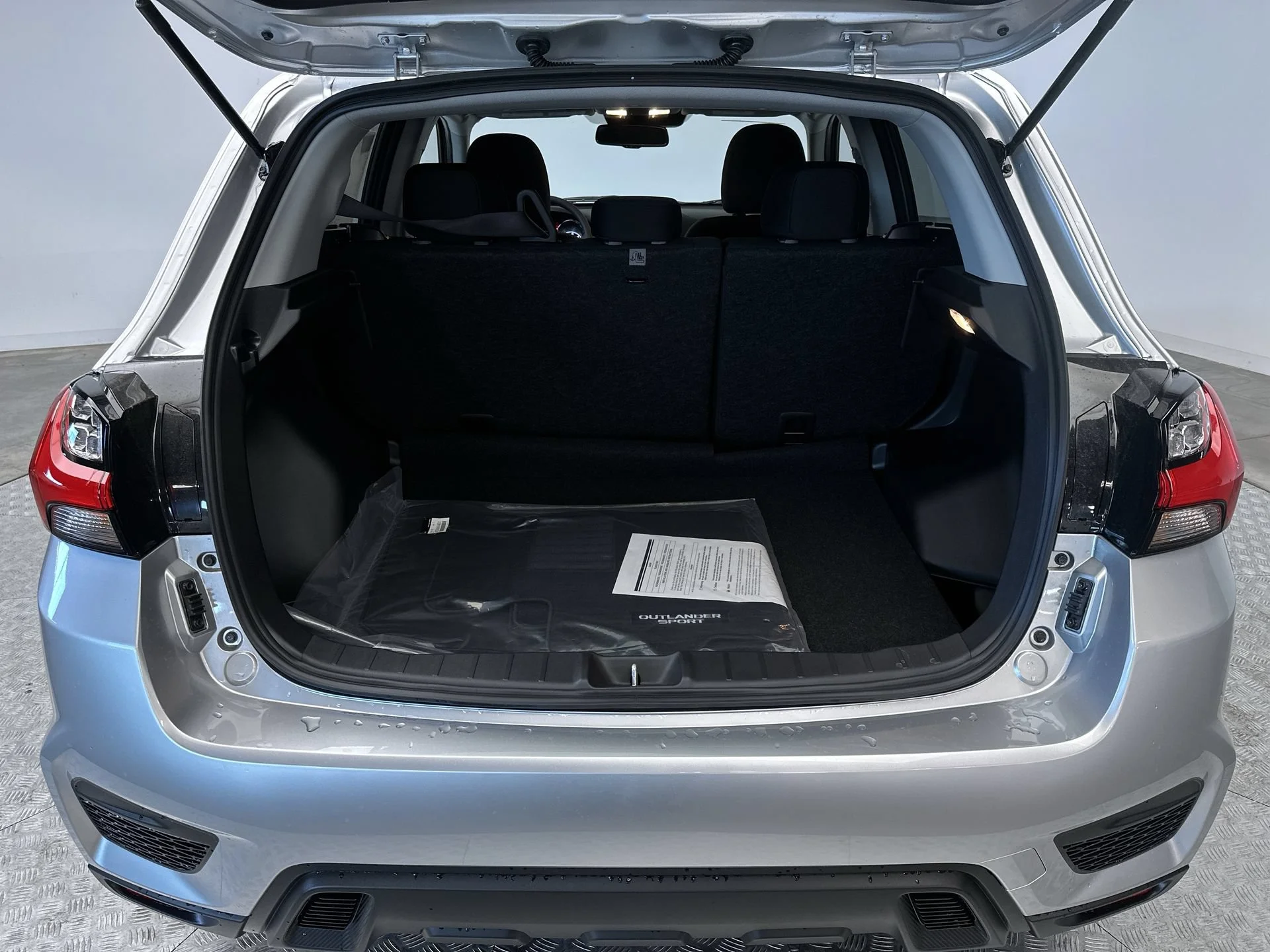 New 2026 Alloy Silver Metallic Mitsubishi ES image 23