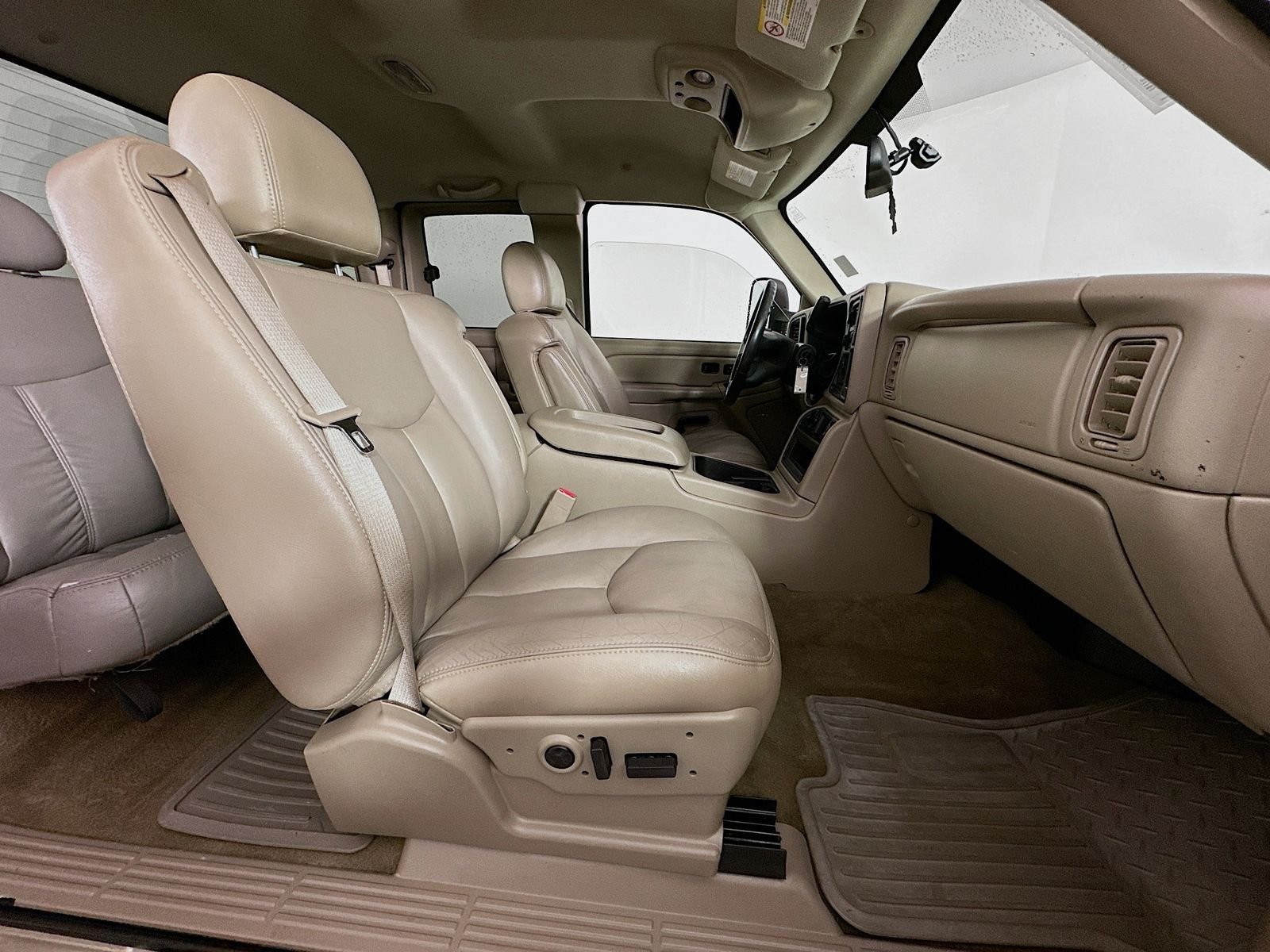 Used 2004 Sandstone Metallic Chevrolet Base image 27