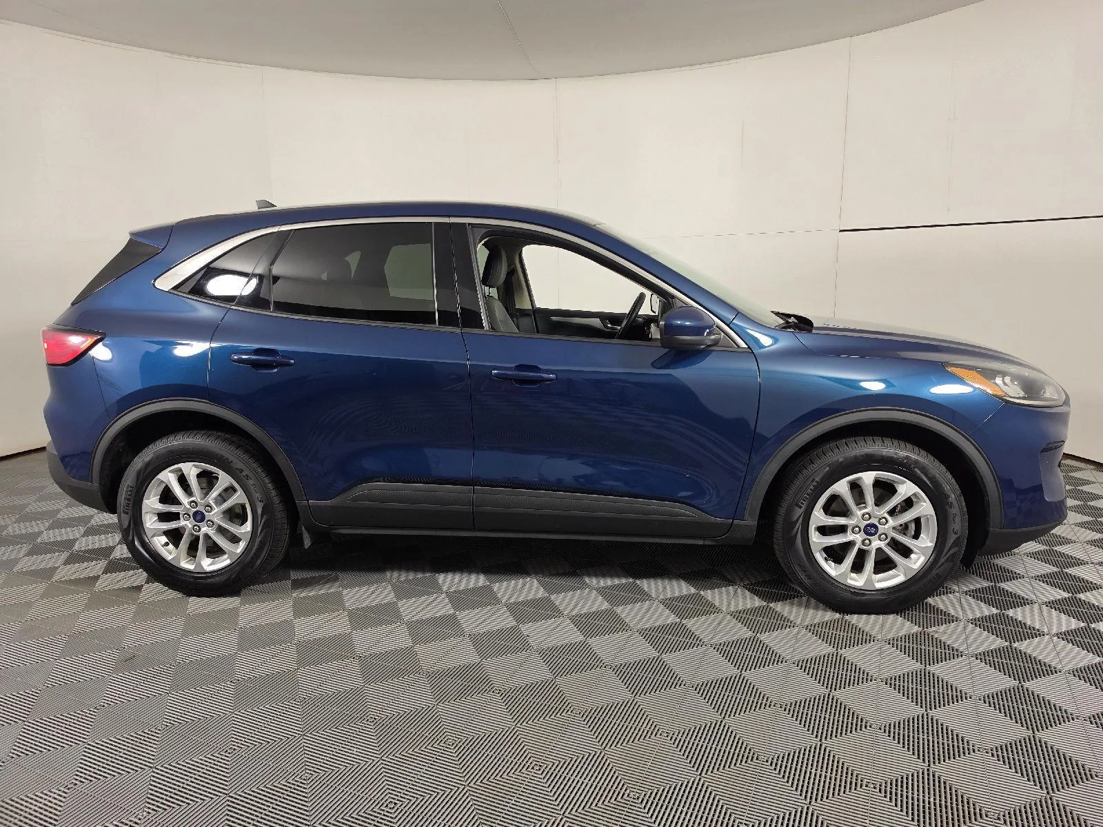 Used 2020 Dark Ford SE image 11