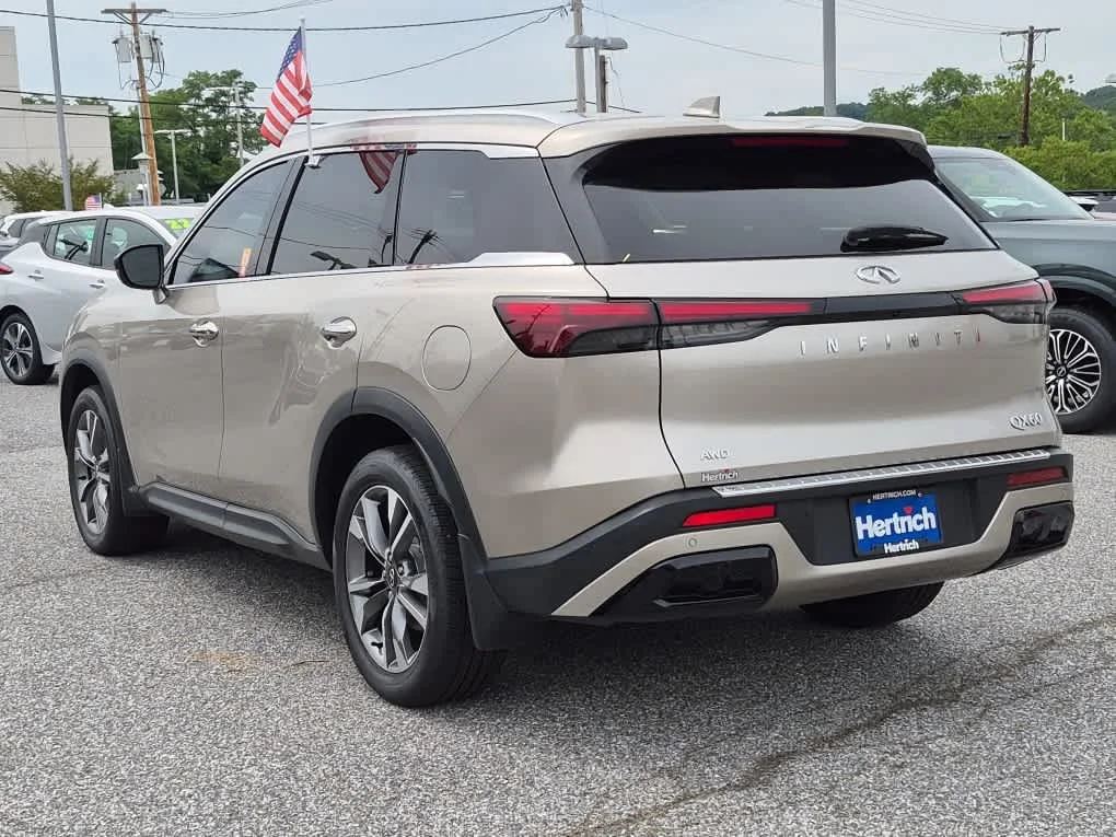 Used 2023 Warm Titanium INFINITI LUXE image 4