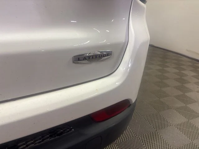 Used 2022 Bright White Clearcoat Jeep Latitude image 9