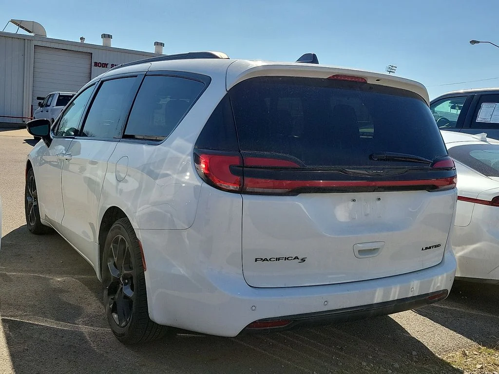 Used 2025 White Chrysler Limited image 3