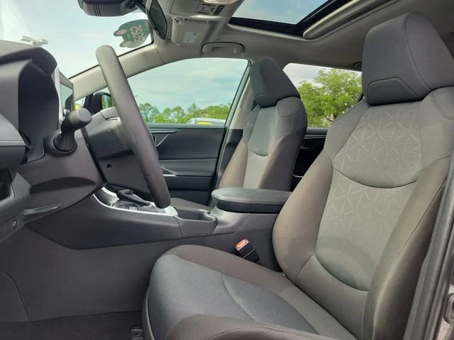 2025 Toyota RAV4 XLE - Photo 18